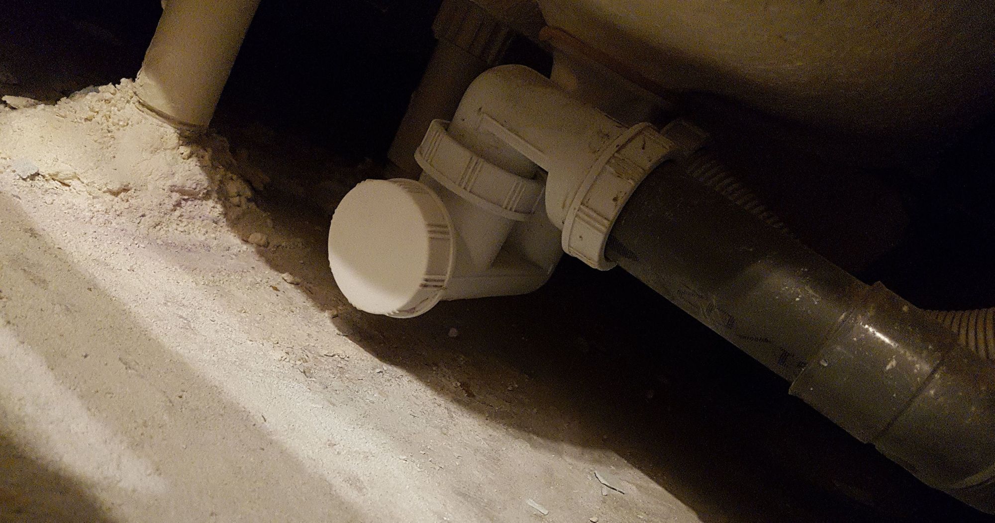 Vue du siphon de la baignoire par en dessous