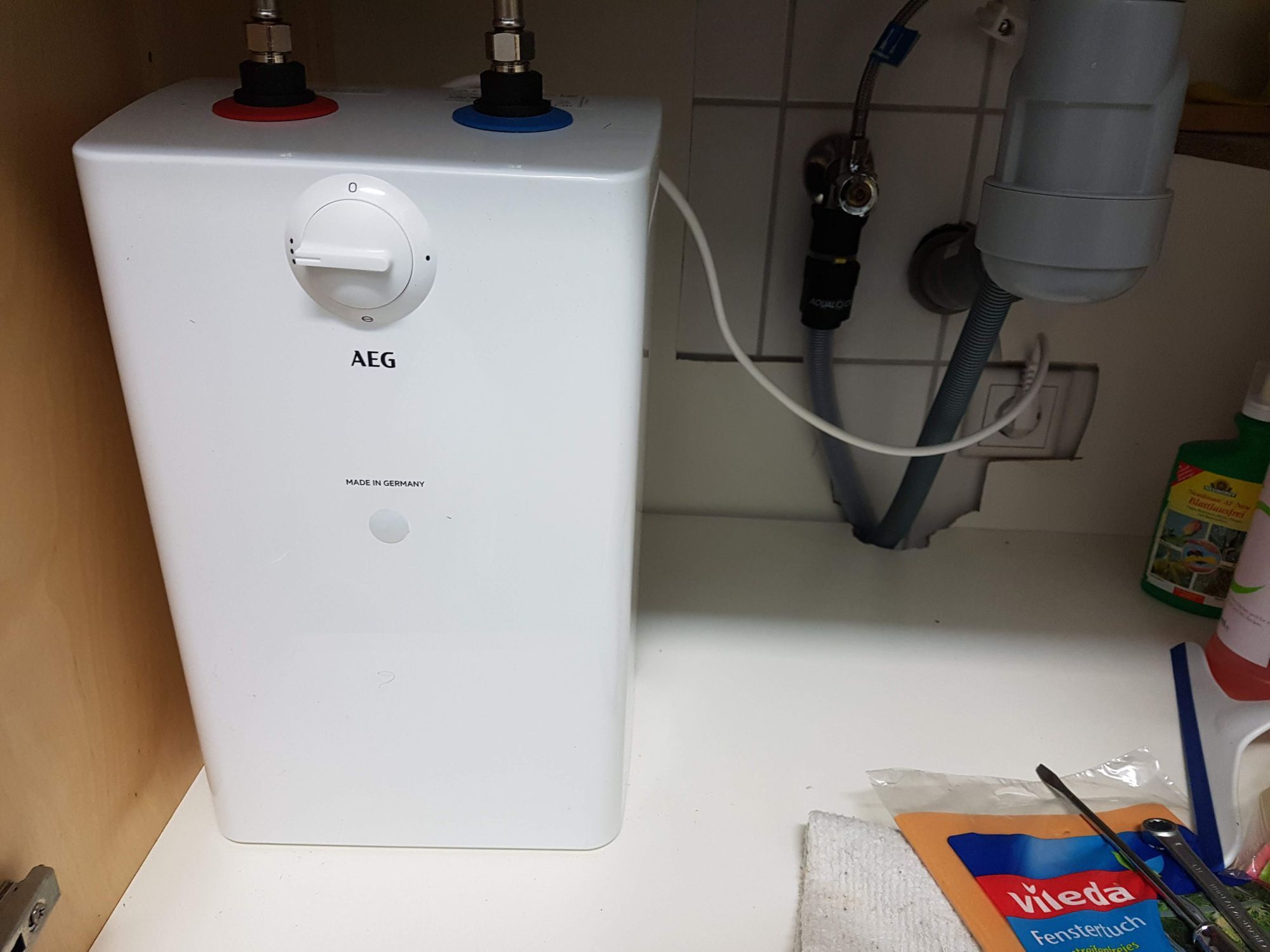 Nouveau chauffe eau 5L (litres) AEG branché éteint