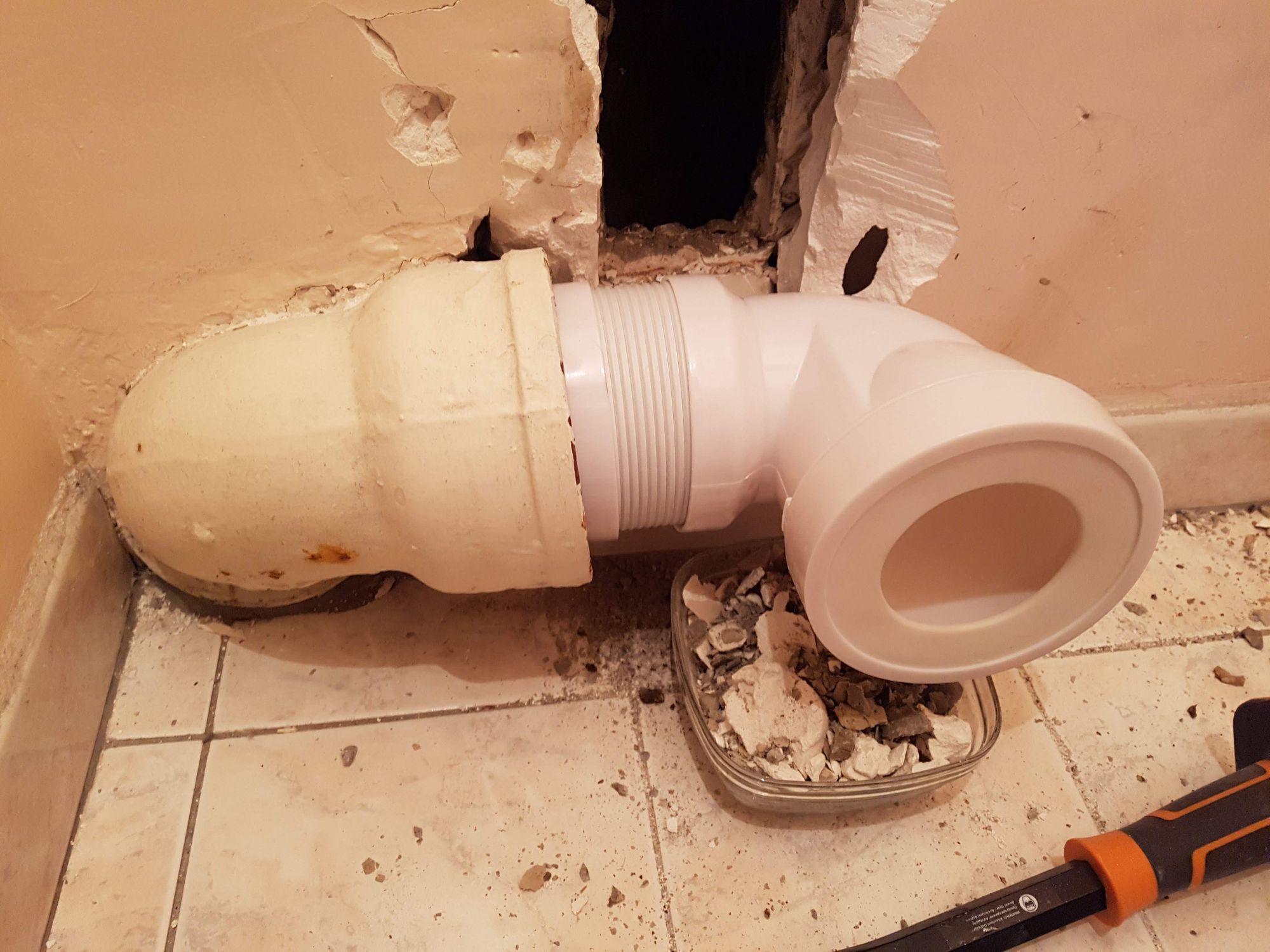 Pipe WC insérée dans tuyau évacuation